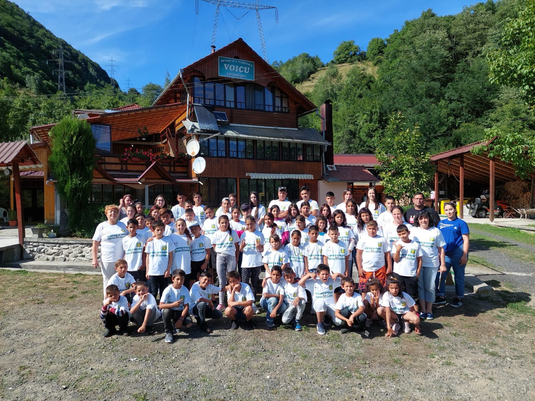 Grup de copii în tabăra organizată de Asociația Șansa Ta