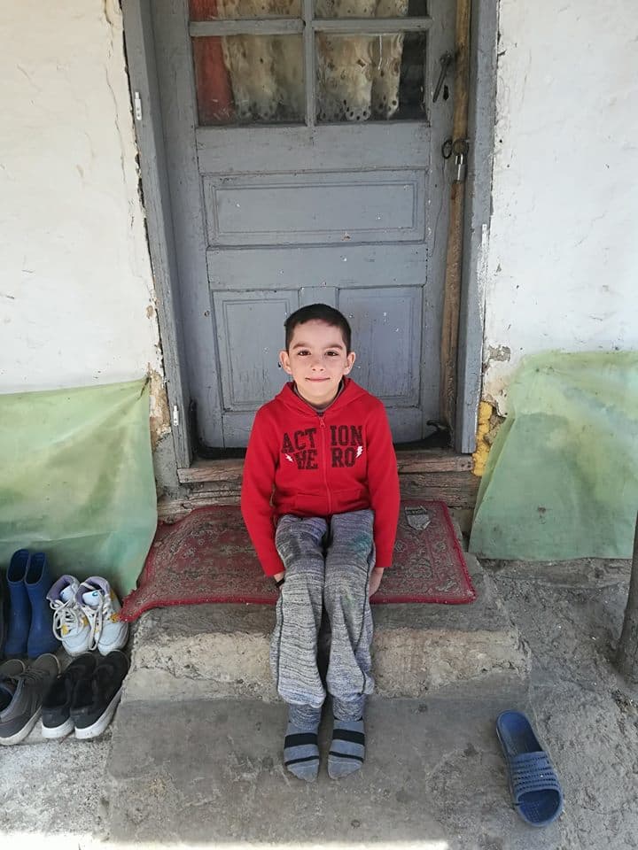 Copil dintr-o familie sprijinită de Asociația Șansa Ta