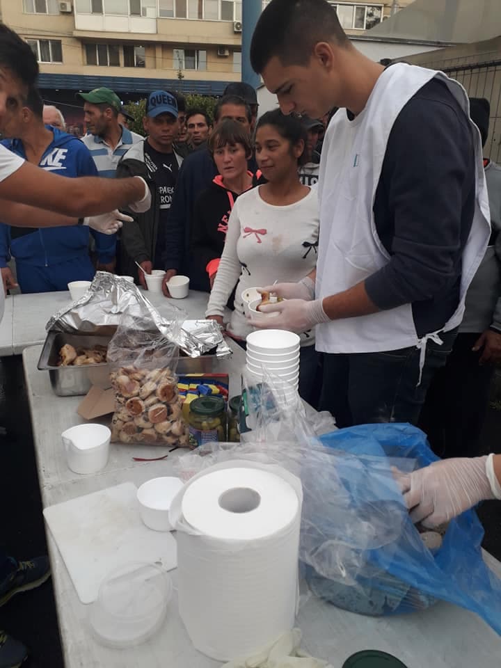 Distribuție de hrană caldă la cantina socială Șansa Ta
