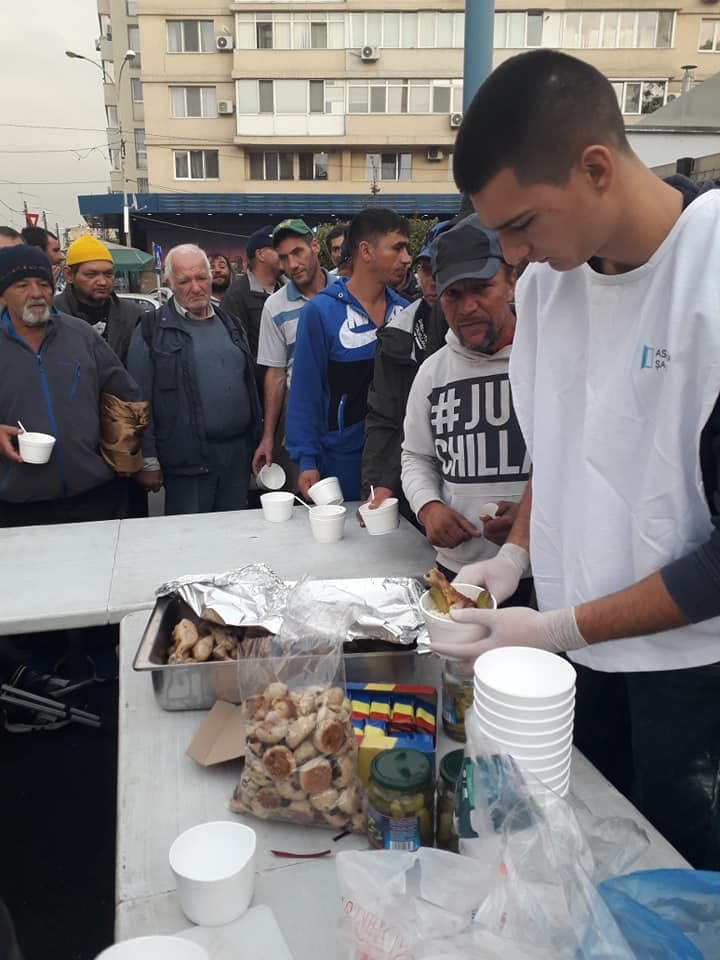 Distribuție de hrană caldă către persoane fără adăpost
